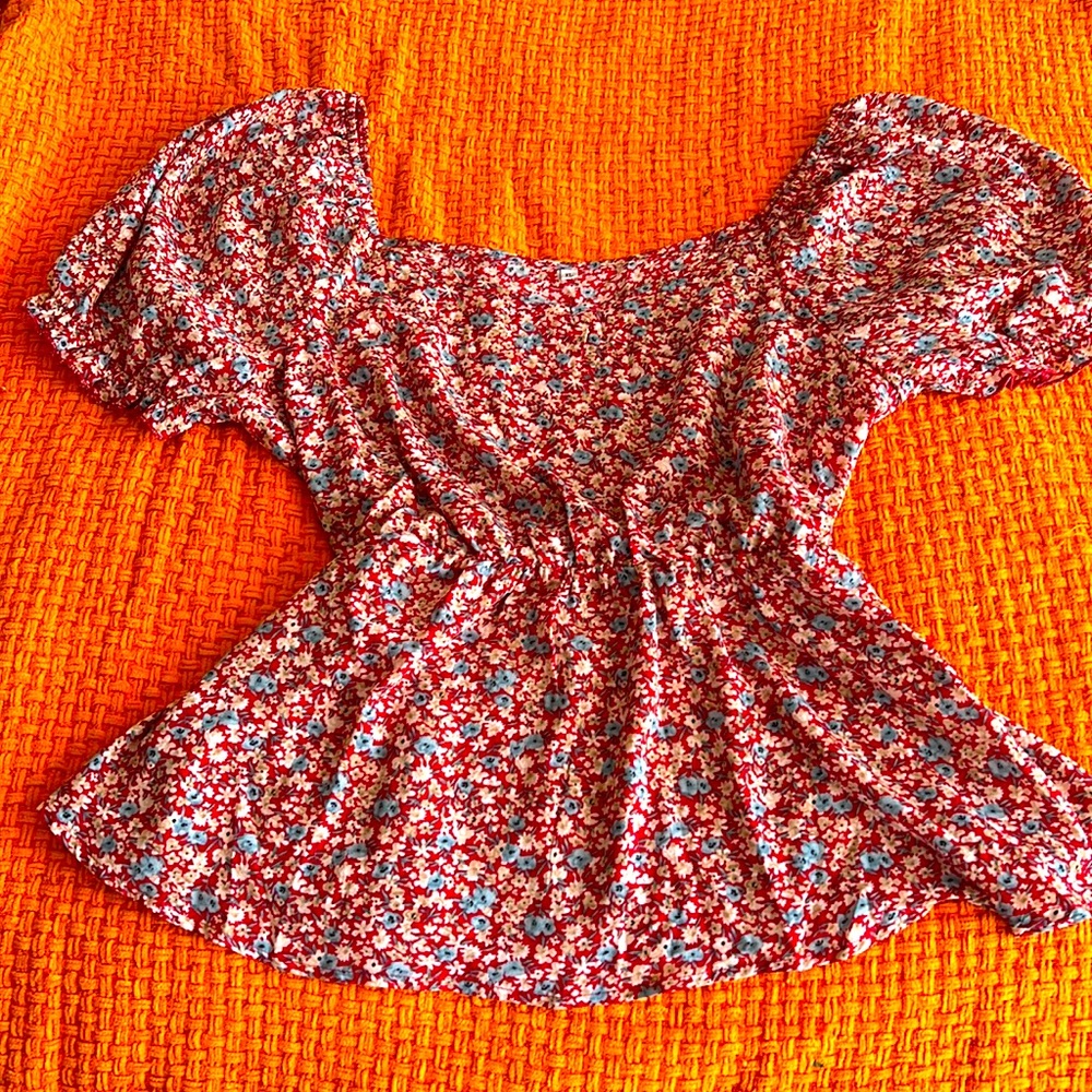 Cute peplum top, can wear on or off shoulder